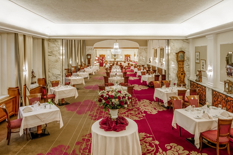 Geräumiges Restaurant mit stilvoll gedeckten Tischen und eleganter Einrichtung in Wien